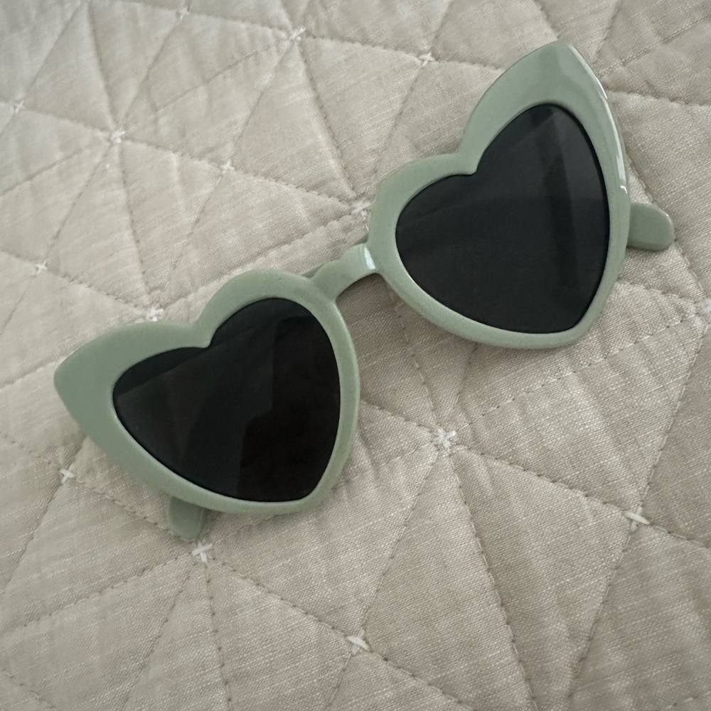 Plastic Heart Sunglasses. Great condition! 🕶️ - Picture 2 of 4